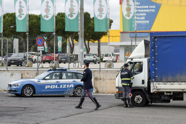 controlli-uscita-autosatrada-casello-a14-polizia-stradale-polstrada-civitanova-FDM-12-650x434