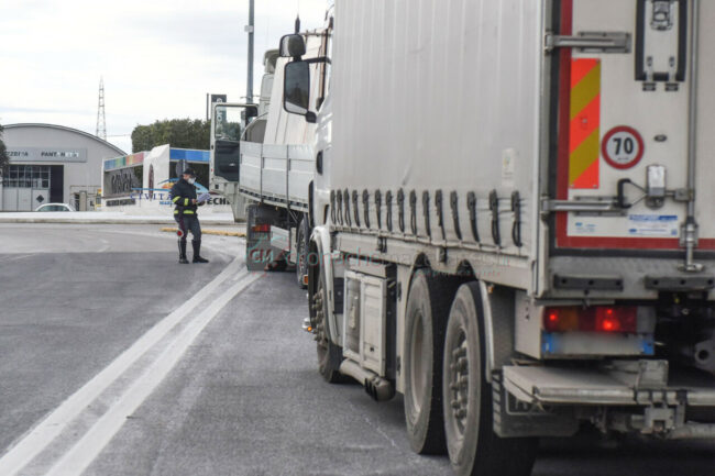 controlli-uscita-autosatrada-casello-a14-polizia-stradale-polstrada-civitanova-FDM-14-650x433