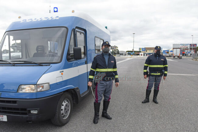 controlli-uscita-autosatrada-casello-a14-polizia-stradale-polstrada-civitanova-FDM-16-650x434