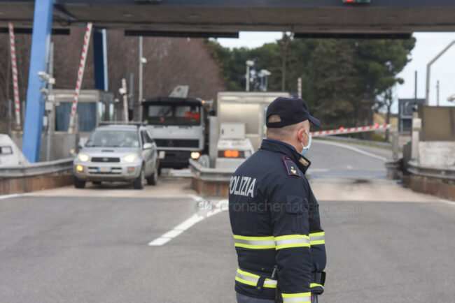 controlli-uscita-autosatrada-casello-a14-polizia-stradale-polstrada-civitanova-FDM-5-650x434