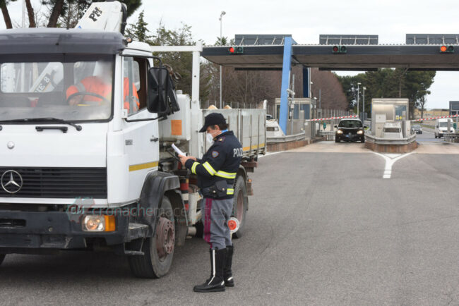 controlli-uscita-autosatrada-casello-a14-polizia-stradale-polstrada-civitanova-FDM-8-650x434
