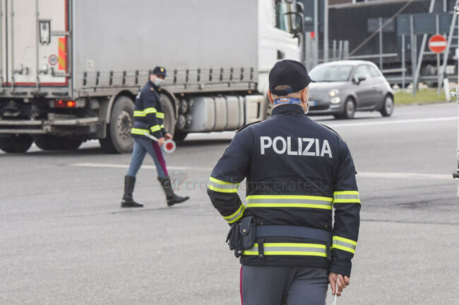 controlli-uscita-autosatrada-casello-a14-polizia-stradale-polstrada-civitanova-FDM-9-650x433