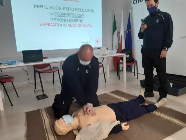 manovre-salvavita-polizia-locale-san-severino-1-650x488
