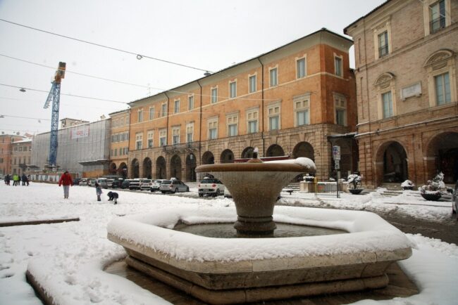 neve-san-severino-piazza-del-popolo-claudio-scarponi