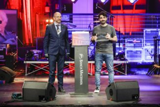 Claudio-Pettinari-Rettore-Univ-Camerino-premia-BUVA-