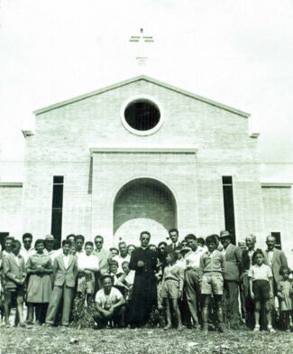 Don-Antonio-con-i-parrocchiani-il-giorno-della-copertura-della-chiesa