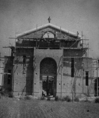 Don-Antonio-sopra-la-chiesa-in-costruzione-al-posto-della-croce