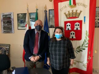 Il-sindaco-Sandro-Sborgia-con-la-nuova-segretaria-del-sindaco-Bruna-Chierici