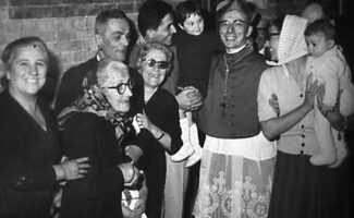 In-primo-piano-la-mamma-di-Don-Antonio