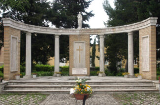 Monumento-ai-Caduti-con-la-tomba-di-Don-Antonio
