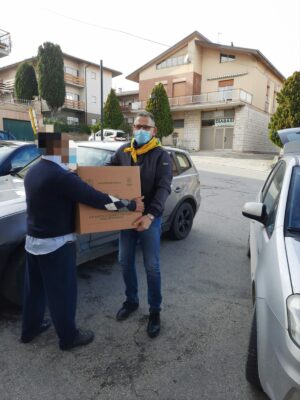 Stefano-Miccini-consegna-pacchi-alimentari-1-300x400