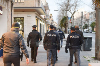 controlli-zona-rossa-fdo-polizia-carabinieri-gdf-vigi-urbani-civitanova-FDM-12-325x217