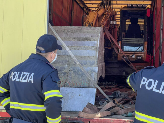 dogana-polstrada-autoarticolato-civitanova-FDM-1-650x488