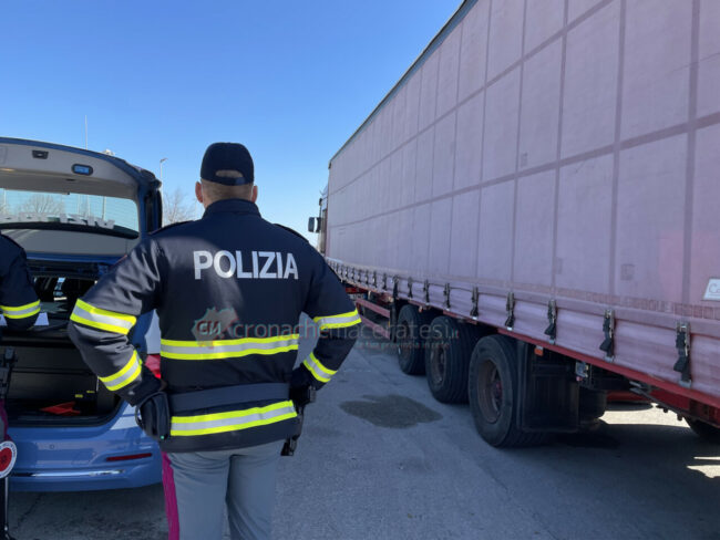 dogana-polstrada-autoarticolato-civitanova-FDM-3-650x488