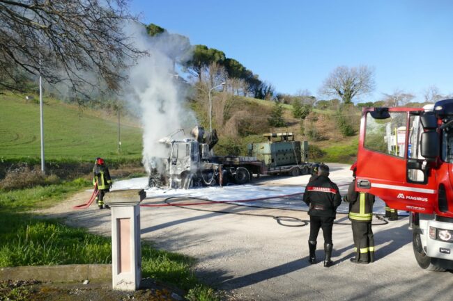 incendio-camion-tolentino-2-650x433