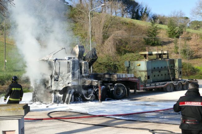 incendio-camion-tolentino-3-650x433