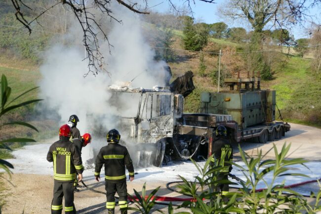 incendio-camion-tolentino-4-650x433