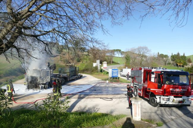 incendio-camion-tolentino-5-650x433