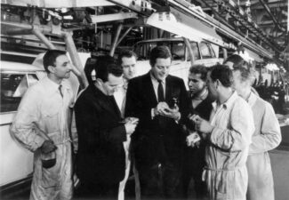 Archivio-FIAT-Marcello-Mastroianni-Mirafiori-anni-50-325x225