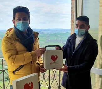 la-consegna-del-defibrillatore-allassessore-Sileoni-e1618493481901-325x284