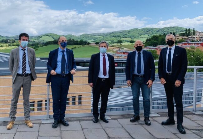Il-sindaco-Sandro-Sborgia-con-i-vertici-Bper-e1621595218538-650x444