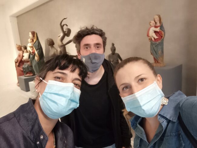 Lassessore-Giovanna-Sartori-con-la-responsabile-delle-collezioni-civiche-e-diocesane-Barbara-Mastrocola-e-il-progettista-Marco-Armoni