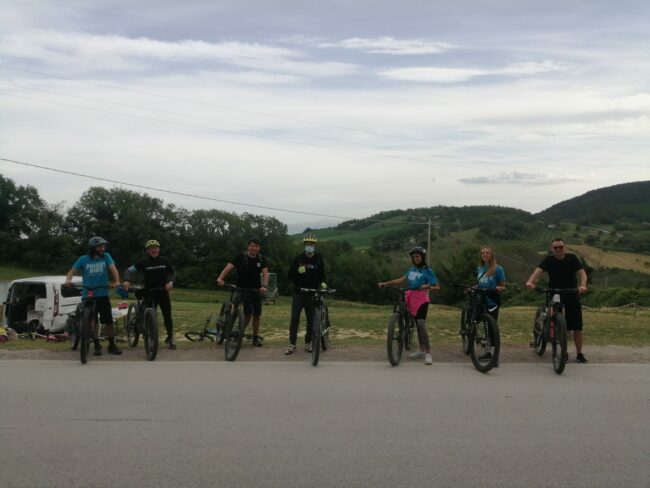ebike-col-muddy-team