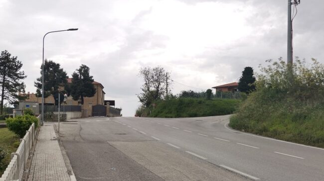 Incrocio a tre vie da via Carlo Urbani a Recanati