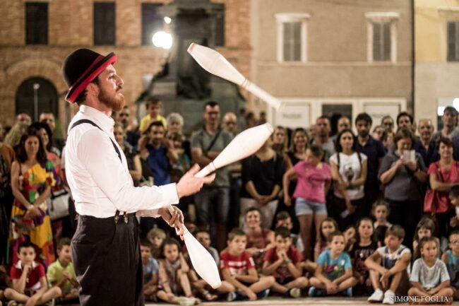 Giocoliere al Recanati Art Festival 2019 (fotoSimone Foglia)