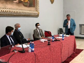 Intervento-al-Tavolo-del-sindaco-di-Tolentino-e-presidente-ass.-Via-Lauretana-Giuseppe-Pezzanesi