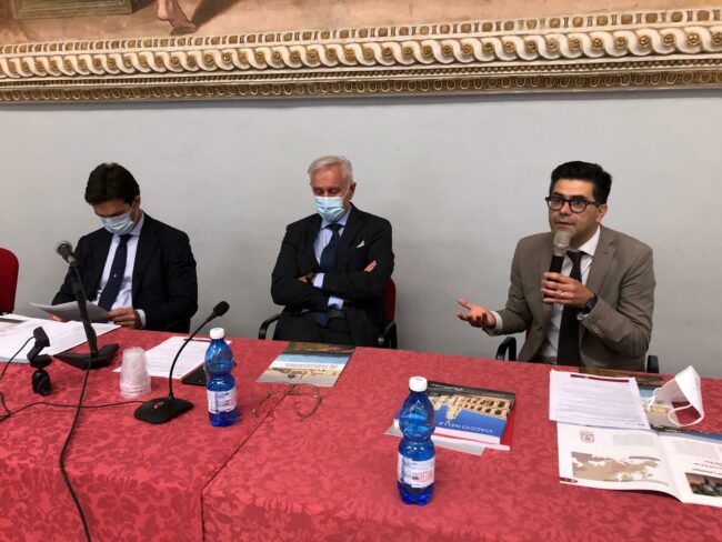 Intervento-avv.-Longhi-da-destra-con-Poletti-e-Acquaroli-al-Tavolo