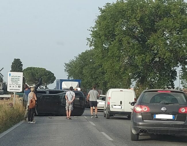 chiarino-incidente-auto-ribaltata