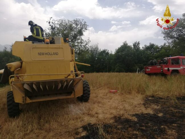 incendio-mietitrebbia-1-650x488