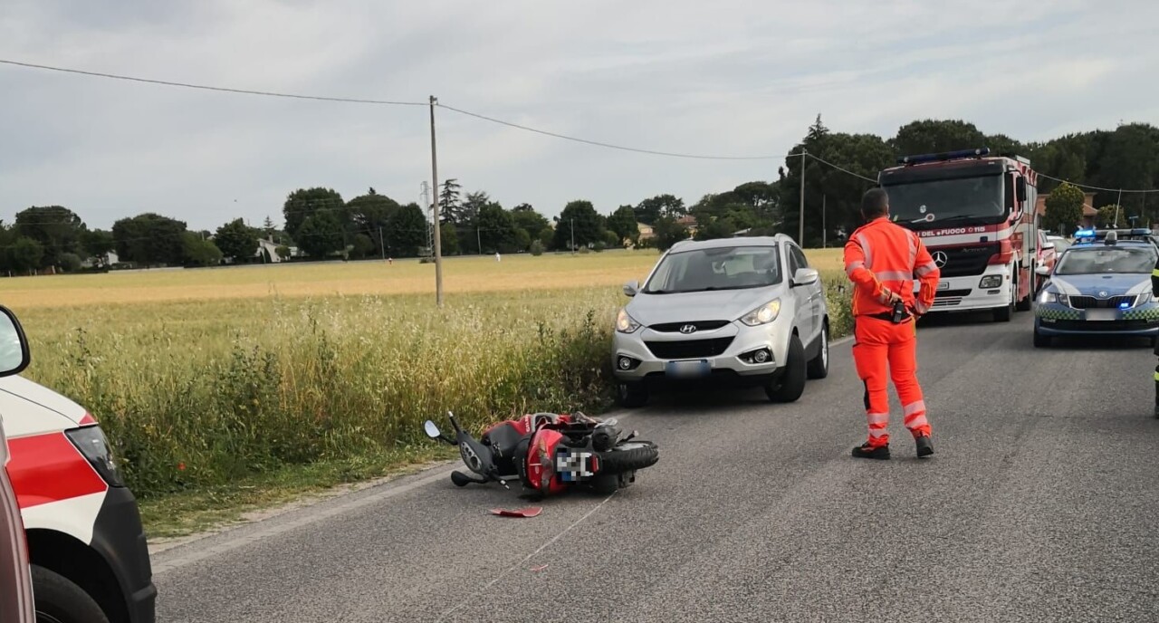 Esce di casa con lo scooter, schianto contro un'auto: 17enne a Torrette - Vimarsana News