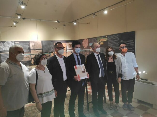 la-giunta-con-acquaroli-da-sinistra-alfredo-benedetti-fabiana-scarpetta-andrea-staffolani-francesco-acquaroli-stefano-montemarani-valentina-salvucci-matteo-castignani