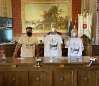 Michele-Pinto-Sindaco-Antonio-Bravi-Ass-Rita-Soccio-con-magliette-del-Festival-dallElogio-di-Epicuro-di-Lucrezio-Epicuro-spezza-le-catene-dei-pregiudizi