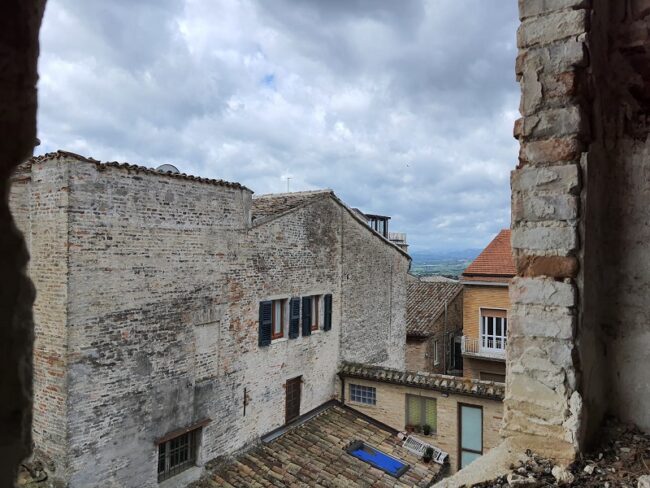 Scorcio da una monofora scoperta alla San Vito Recanati