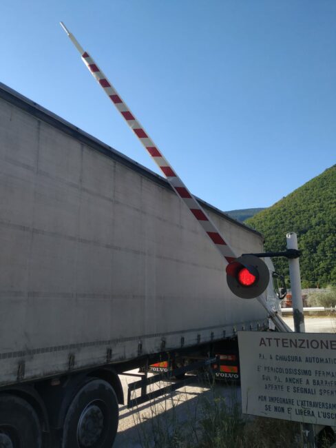 autoarticolato_bloccato_passaggio_livello-1-488x650