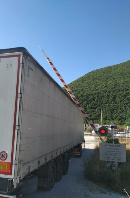 autoarticolato_bloccato_passaggio_livello-3-427x650