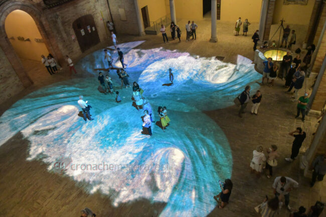 L'installazione al chiostro di Palazzo Venieri Recanati