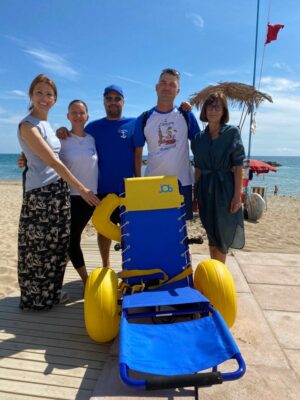 job-carrozzine-spiaggia-mare-porto-potenza-picena-1-300x400