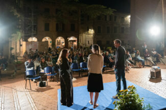 le-piazze-dei-borghi-con-numeroso-pubblico