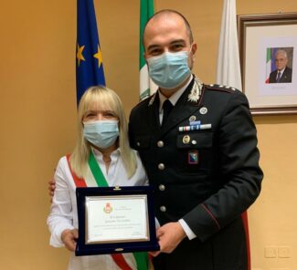 Capitano-De-Carlini-e-sindaco-Piermattei-e1628678906189-325x296