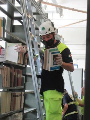 I-volontari-della-Protezione-Civile-al-lavoro-per-il-trasferimento-della-Biblioteca-Valentiana-3-300x400