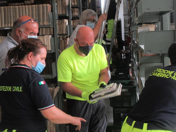 Il-sindaco-Sandro-Sborgis-insieme-ai-volontari-della-Protezione-Civile-per-il-trasferimento-della-Biblioteca-Valentiana-1