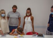 La piccola Mia Bosco autografa il libro scritto da papà Michele