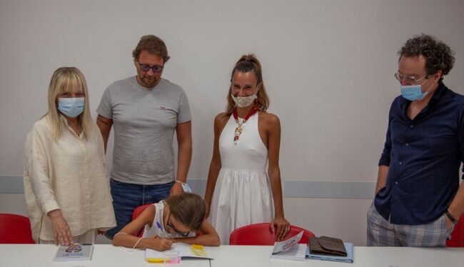 La piccola Mia Bosco autografa il libro scritto da papà Michele