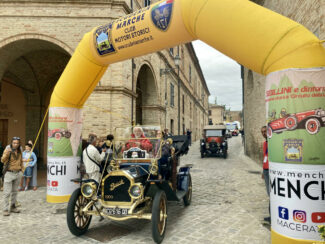 Larrivo-della-caravana-e-della-Buick-absent-del-1910-a-Montelupone-325x244