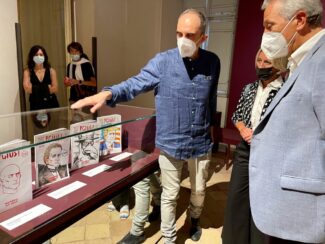 Sudario-Brando-Rita-Soccio-e-Sindaco-Antonio-con-copertina-della-rivista-dedicata-a-Leopardi-Bravi-