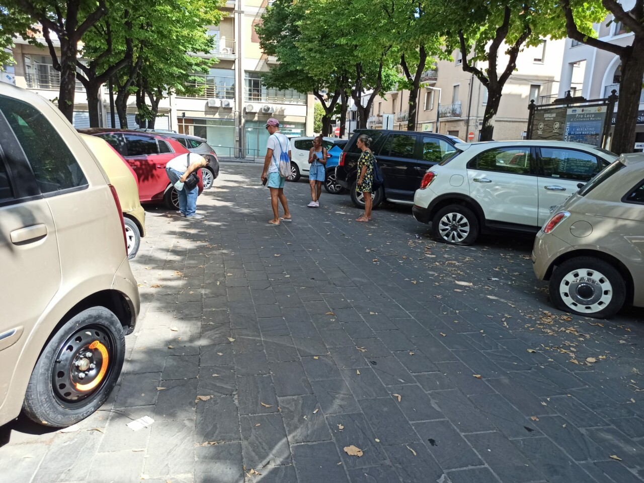 Raid nella notte in piazza San Martin: bucate le gomme di sette auto - Vimarsana News